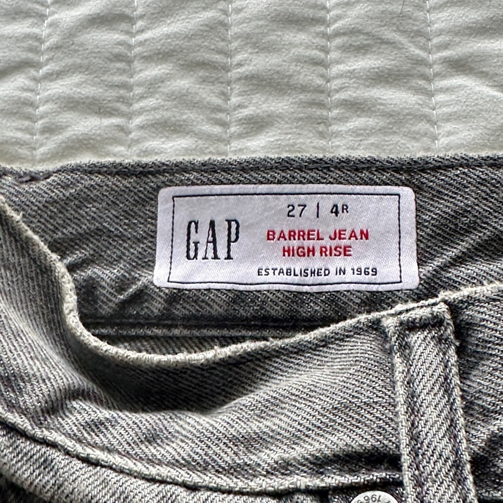 GAP High Rise Barrel Jeans in Gray